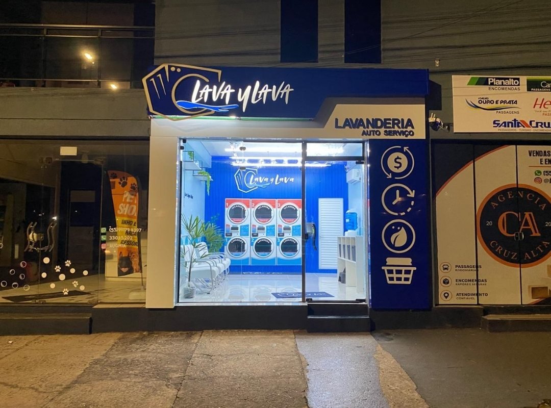 Fachada iluminada da Lava y Lava à noite